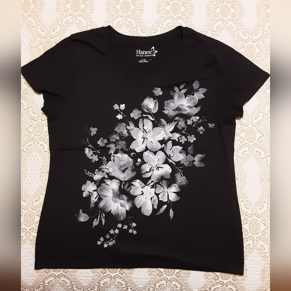 NWOT Black Hanes Floral Pattern T-Shirt Size L
